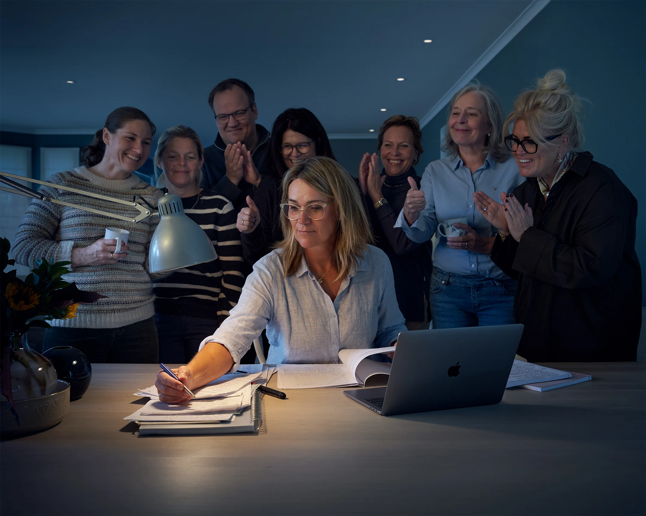 Lærere samlet rundt en datamaskin